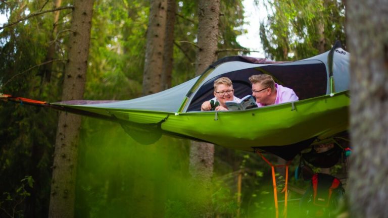 Lintukirjan lueskelua Kommeen Kurjen Tentsile-leirissä Hanhijärven rannalla. Kuva: Laura Vanzo, Visit Tampere