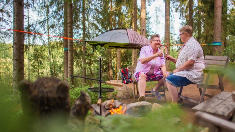Visit_Tampere_Tentsile-puutelttaleiri Kommee Kurki, Sastamala. Majoitus puussa. Kuva_Laura_Vanzo